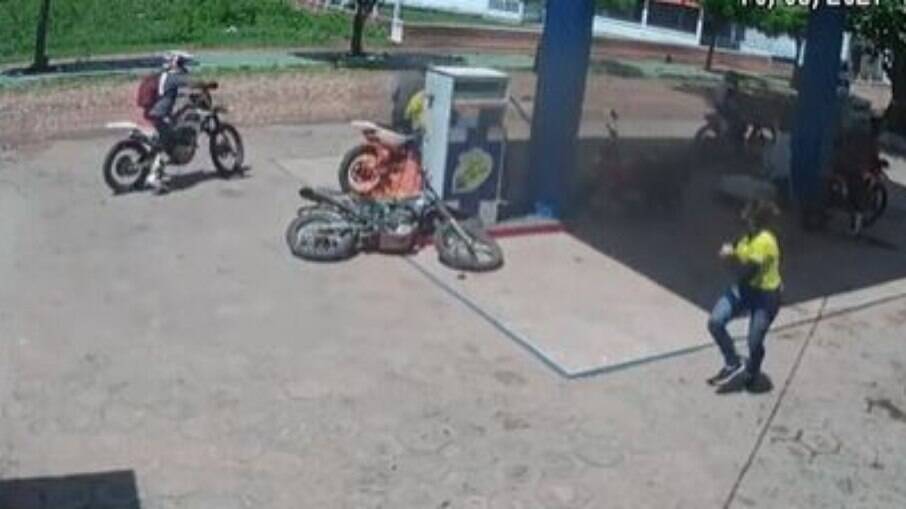 Motocicleta pega fogo em posto de gasolina no Ceará