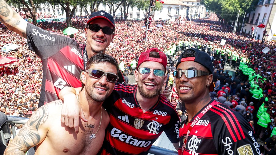 Jogadores do Flamengo festejaram com a torcida no Centro do Rio