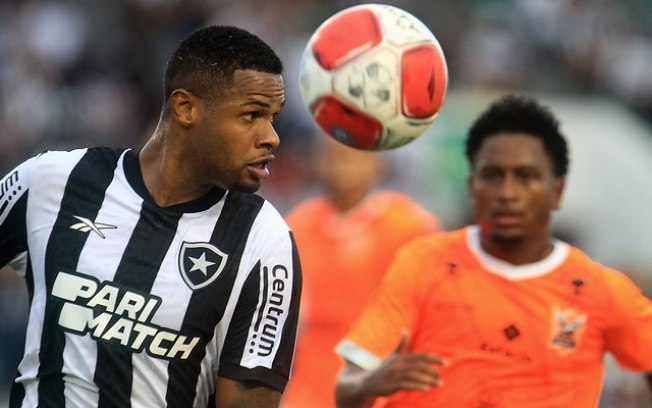 Na véspera do primeiro clássico, Botafogo tropeça em metade dos jogos do Carioca