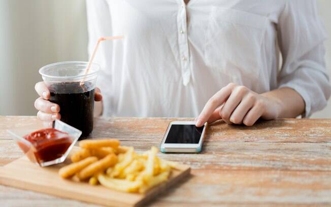 Quem faz muitas tarefas ao mesmo tempo pode se distrair mais e, com isso, ingerir alimentos mais calóricos e ganhar peso