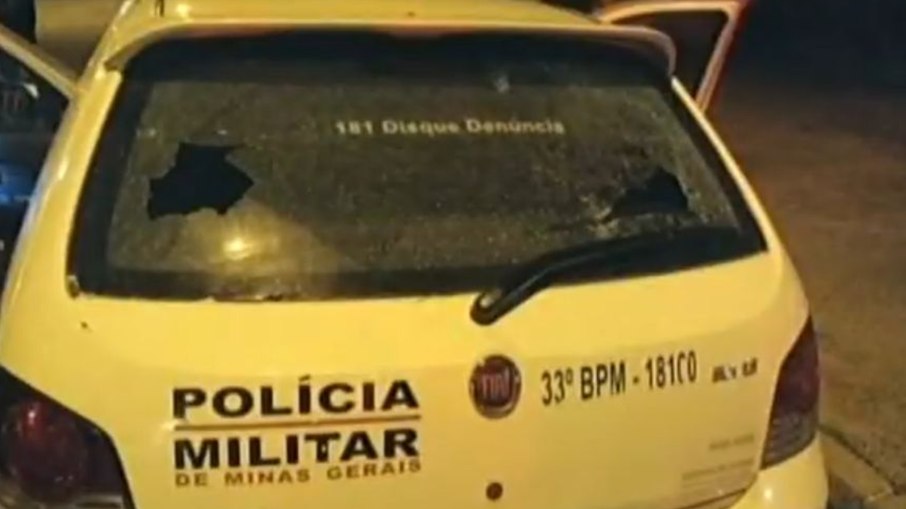 Viatura da Polícia Militar foi atingida pelos disparos durante o confronto Viatura da Polícia Militar foi atingida pelos disparos durante o confronto
