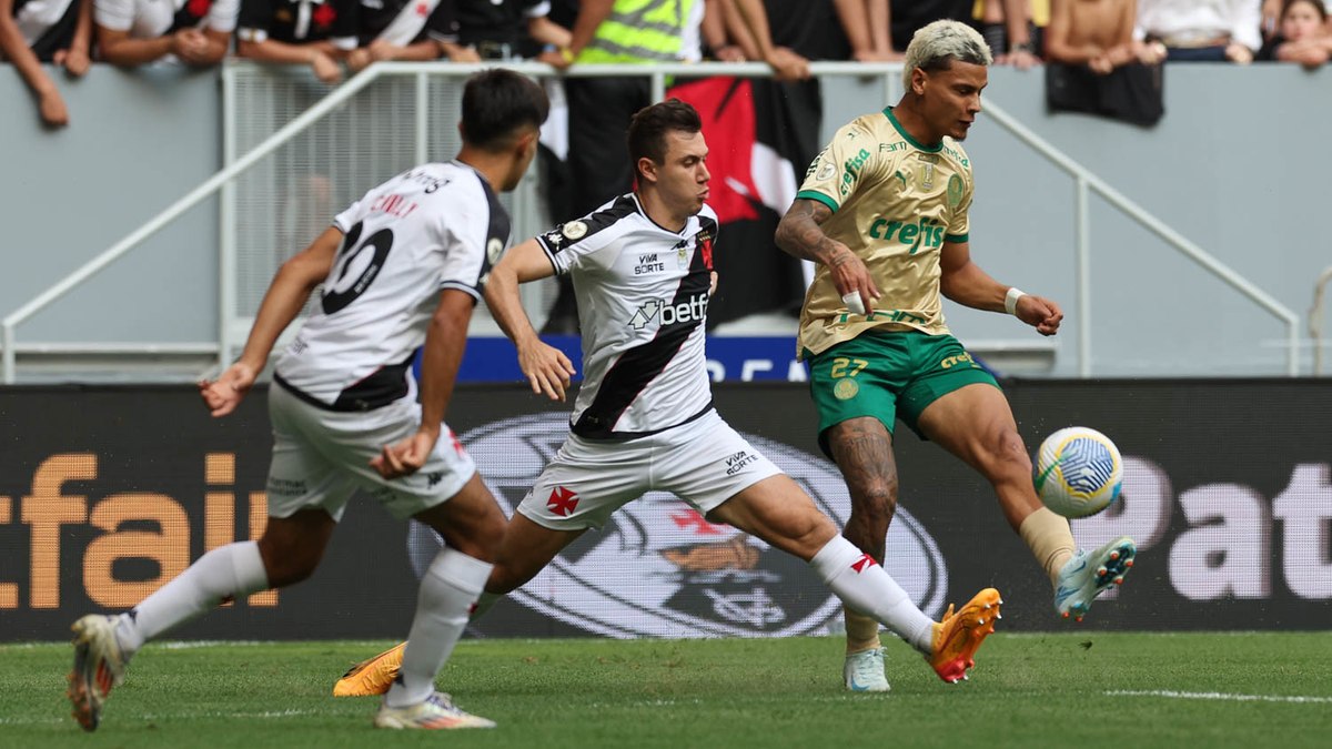 Vasco e Palmeiras se enfrentam pelo Brasileirão Vasco e Palmeiras se enfrentam pelo Brasileirão