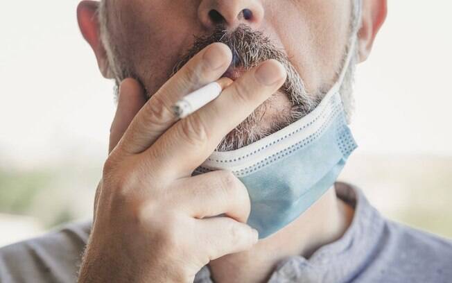 Covid-19: fumo aumenta chances de hospitalização em até 80%, mostra estudo britânico