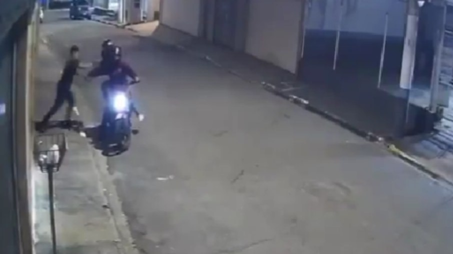 Homem reage a assalto, pega arma e atira em adolescente em SP