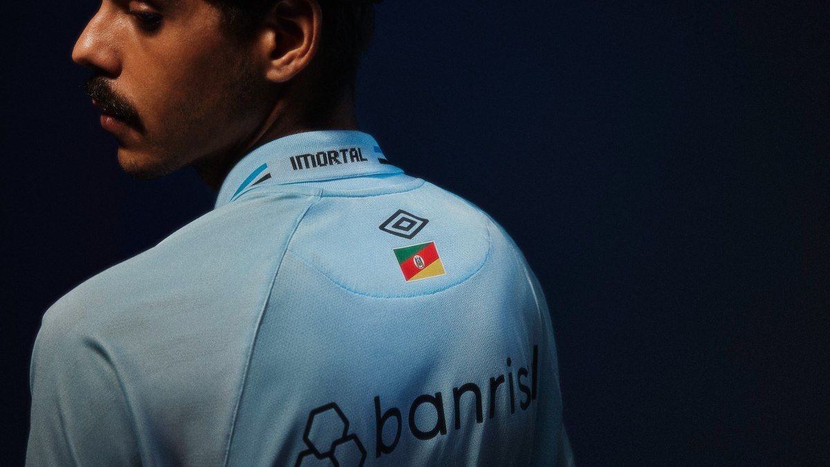 Umbro e Grêmio lançam uniforme celeste para sequência da temporada Umbro e Grêmio lançam uniforme celeste para sequência da temporada