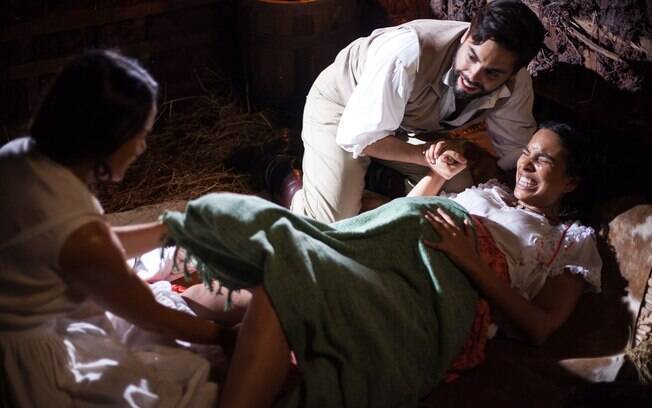 Em final de ''Escrava Mãe'', Juliana entra em trabalho de parto e, depois de muito sofrimento, Isaura nasce