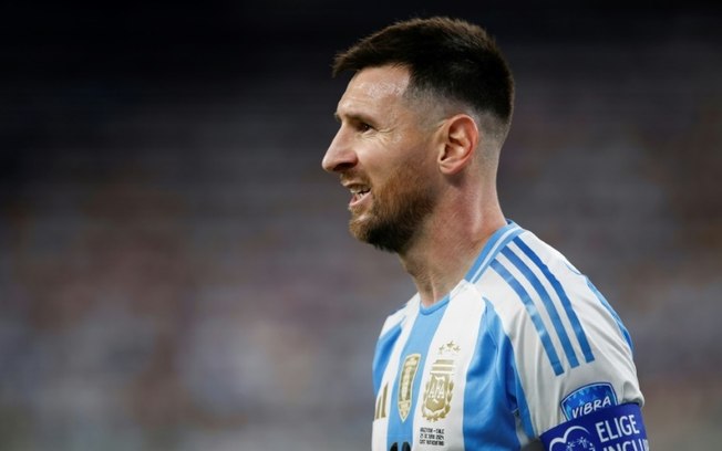 Lionel Messi em campo pela Argentina contra o Chile na Copa América