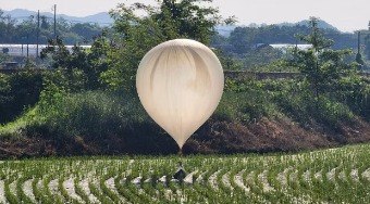 Coreia do Norte lança balões com fezes e lixo para a Coreia do Sul