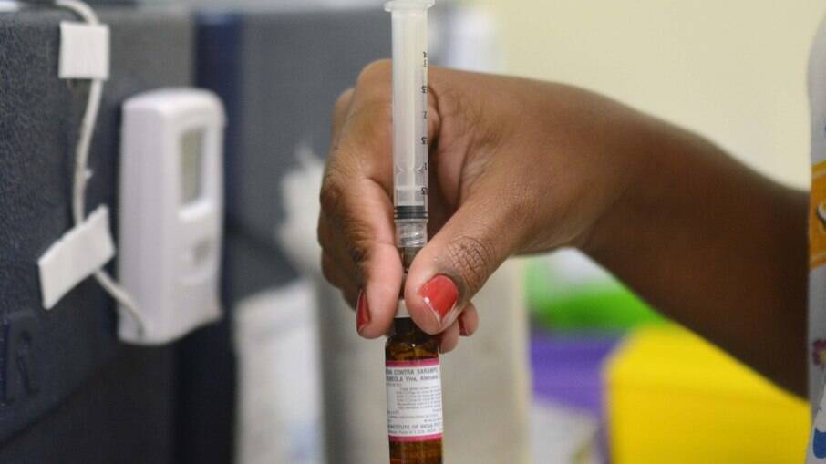 Covid-19: Califórnia pede interrupção da vacina da Moderna por reações alérgicas