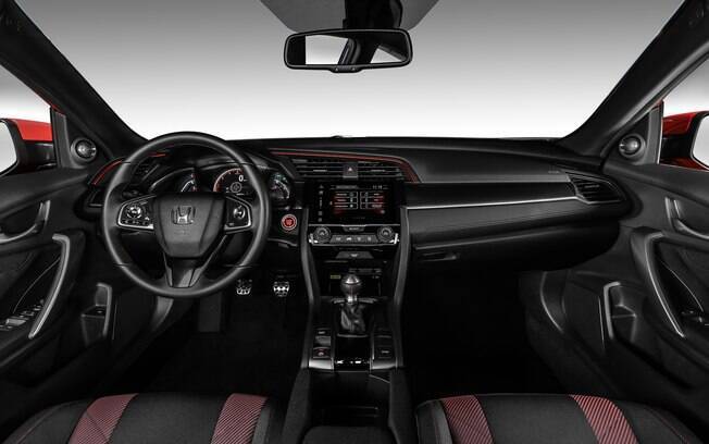 No interior do Honda Civic 2020 há detalhes vermelhos e câmbio manual de fácil alcance e com trocas set,re fáceis e precisas