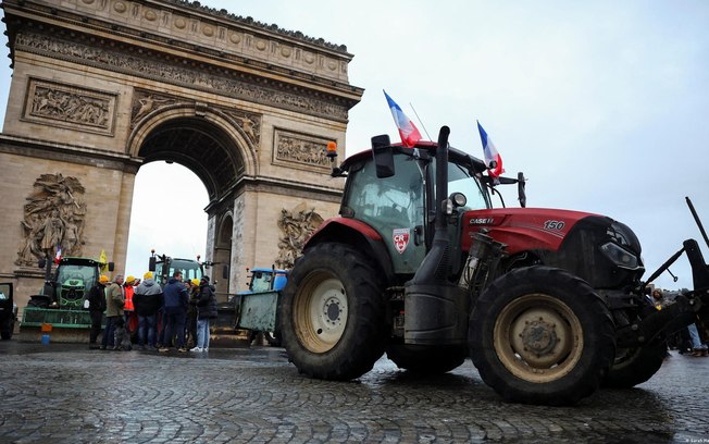 Protestos paralisam rodovias e ruas, incluindo no centro de Paris, ampliando tensão política
