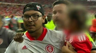 Torcedor que invadiu campo com criança no colo é indiciado