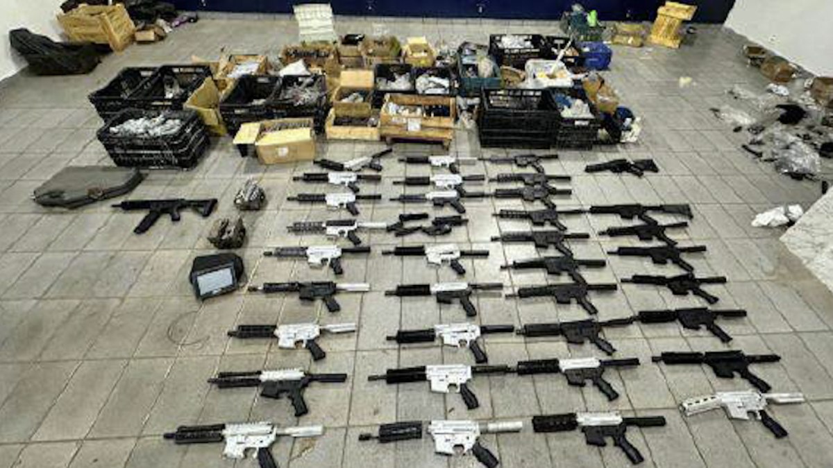 Fuzis AR-15 tipo ghost gun apreendidos pela Polícia Federal em operação que desmantelou fábrica clandestina em Santa Bárbara d'Oeste e Americana, no interior de SP. Fuzis AR-15 tipo ghost gun apreendidos pela Polícia Federal em operação que desmantelou fábrica clandestina em Santa Bárbara d'Oeste e Americana, no interior de SP.