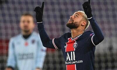 Com 3 de Neymar, PSG goleia após jogo adiado por caso de racismo
