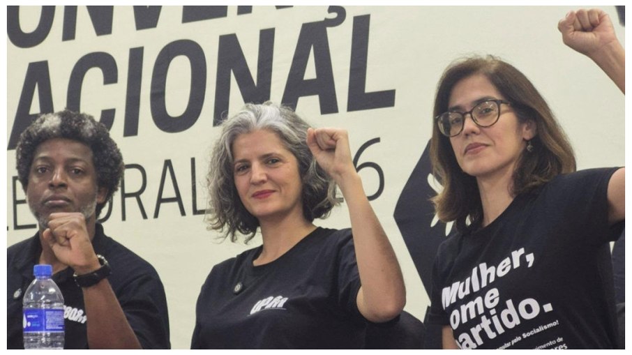 Vivian Mendes em reunião do partido