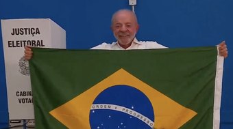 Lula vota em São Paulo, acompanhado de aliados