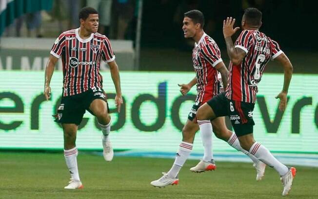 São Paulo vence o Palmeiras no Allianz e respira na luta contra a degola do Brasileirão