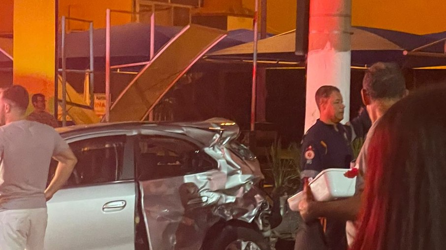 Ônibus de turismo perdeu o controle, atingiu carros e invadiu um supermercado em Juiz de Fora (MG) Ônibus de turismo perdeu o controle, atingiu carros e invadiu um supermercado em Juiz de Fora (MG)