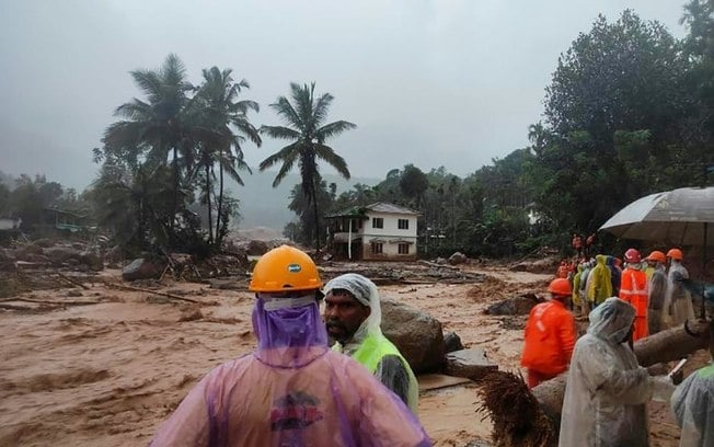 Equipes de resgate buscam vítimas em meio à lama