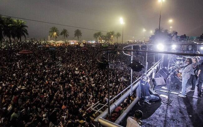 Milton Nascimento cantou no ato em Copacabana para os – segundo os organizadores – mais de 150 mil manifestantes