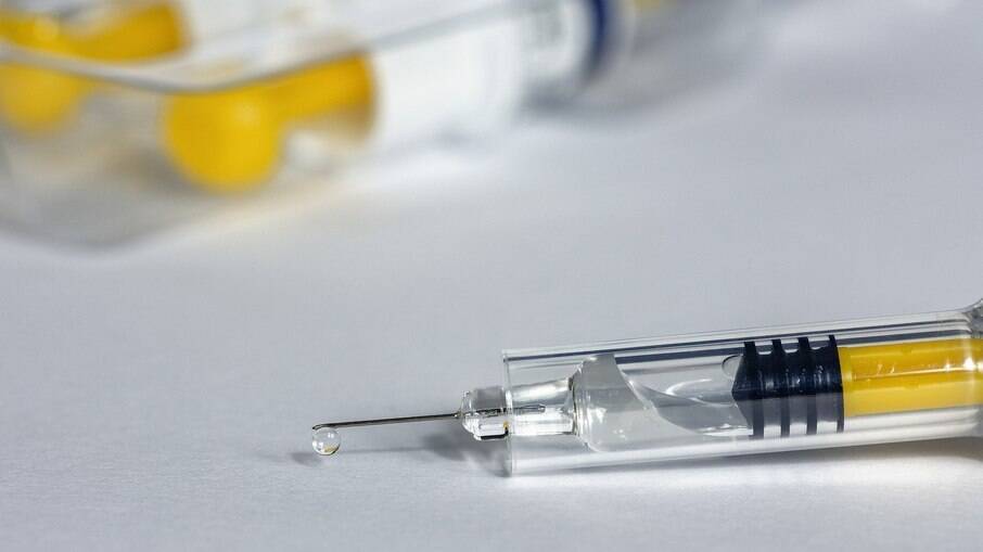 Profissionais da educação começam a se vacinar em 12 de abril