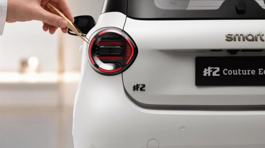 Detalhe da traseira do smart #2 Couture Edition destaca a lanterna circular e a identificação da edição especial do novo elétrico de dois lugares.