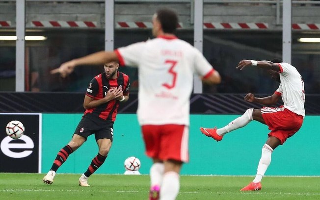 Dodi Lukebakio comemora o primeiro gol marcado na vitória do Benfica sobre o Milan