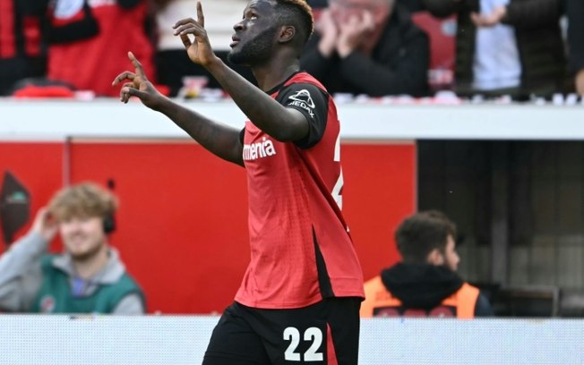 O atacante nigeriano do Bayer Leverkusen Victor Boniface comemora após marcar o gol da vitória contra o Eintracht Frankfurt pela 7ª rodada da Bundesliga, em 19 de outubro de 2024 em Leverkusen