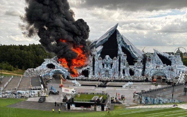Palco principal do Tomorrowland, na Bélgica, é destruído pelas chamas Palco principal do Tomorrowland, na Bélgica, é destruído pelas chamas