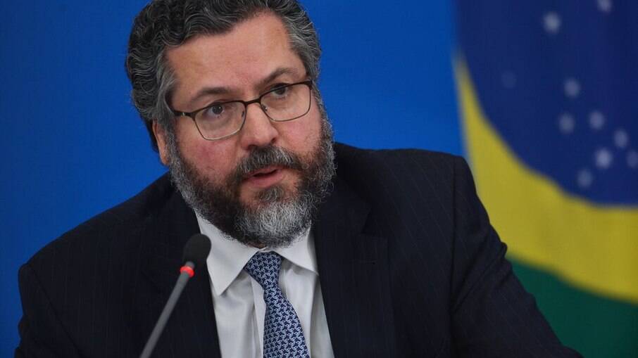 Ex-ministro Ernesto Araújo busca manter influência ideológica no Itamaraty