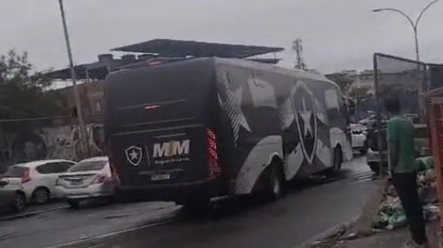 Ônibus que transportava base do Botafogo interrompe trajeto por tiroteio no Rio de Janeiro