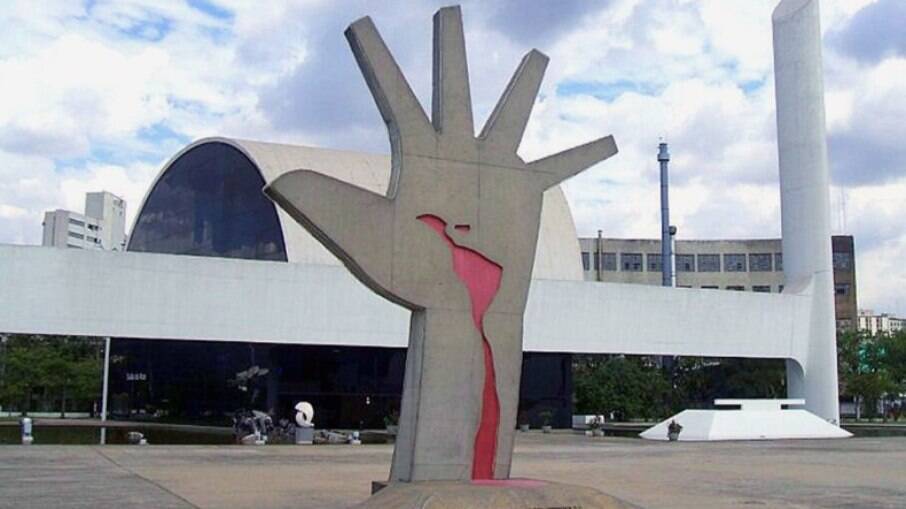 Mão é um monumento com sete metros de altura criado por Oscar Niemeyer e localizado no Memorial da América Latina, do qual ele é um dos principais símbolos. A obra remete ao sangue dos mártires latino-americanos que perderam sua vida em prol da liberdade no continente.