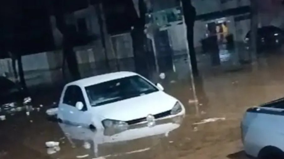 Temporal interdita BR-381 e suspende aulas em Ipatinga (MG) Temporal interdita BR-381 e suspende aulas em Ipatinga (MG)