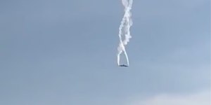 Avião militar pega fogo no ar, cai e mata 20 a bordo; assista