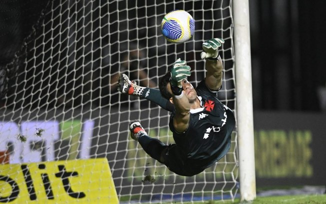 Léo Jardim se redime e garante classificação do Vasco na Copa do Brasil
