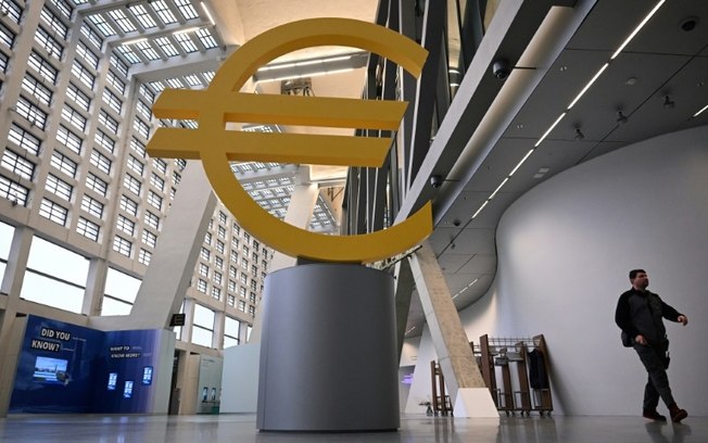 Símbolo gigante do euro na sede do Banco Central Europeu, em 6 de novembro de 2024 na cidade alemã de Frankfurt