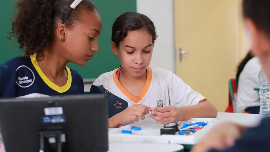 Projeto Ensinando com Robótica estimula o uso de conceitos de computação, robótica e automação na resolução de problemas do dia a dia para alunos da escola municipal Prof.ª Doracy Baptista de Campos Pereira, em Mogi das Cruzes. Projeto Ensinando com Robótica estimula o uso de conceitos de computação, robótica e automação na resolução de problemas do dia a dia para alunos da escola municipal Prof.ª Doracy Baptista de Campos Pereira, em Mogi das Cruzes.
