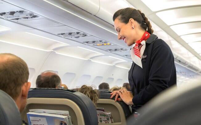 Se quiser mudar de lugar na sua viagem de avião, chame um comissário de bordo para ver se isso é possível Se quiser mudar de lugar na sua viagem de avião, chame um comissário de bordo para ver se isso é possível