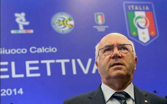 Carlo Tavecchio renunciou ao cargo de presidente da Federação Italiana após a Itália não se classificar para a Copa de 2018
