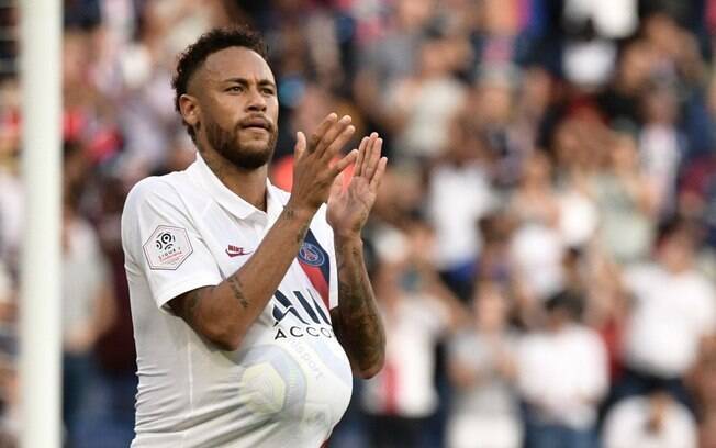 Neymar em seu primeiro jogo pelo PSG após ter sua transferência ao Barcelona frustrada