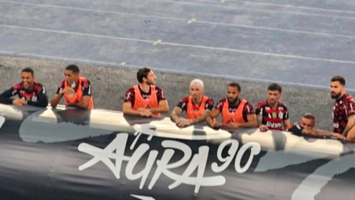 Jogadores do Flamengo acompanhando briga na torcida do Botafogo Jogadores do Flamengo acompanhando briga na torcida do Botafogo