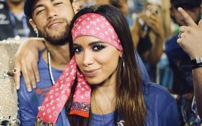 Anitta e Neymar deram o que falar ao serem flagrados aos beijos neste carnaval