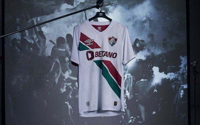 Fluminense divulga novo uniforme branco e revive faixas diagonais 