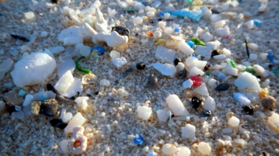 Fragmentos de plástico invisíveis a olho nu já estão espalhados pelos oceanos do planeta