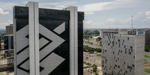 Banco do Brasil termina 2025 com queda de quase 50% no lucro