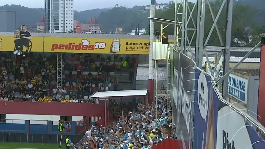 Torcida do Paysandu no setor visitante da Arena Simon, onde a movimentação da arquibancada provocou a paralisação do jogo contra o Brusque pela Série C