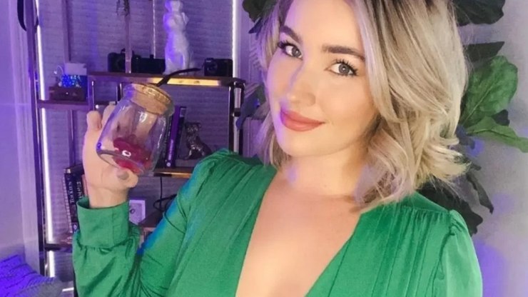 Influenciadora fatura R$ 1 milhão vendendo puns em potes