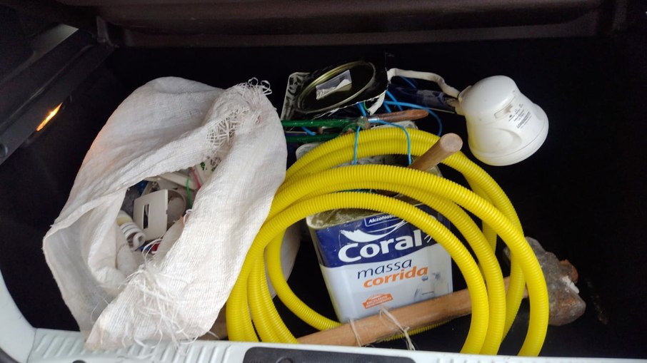 Suspeitos foram flagrados saindo da casa com um carrinho de supermercado carregado de ferramentas, chuveiro, materiais elétricos e outros objetos. Suspeitos foram flagrados saindo da casa com um carrinho de supermercado carregado de ferramentas, chuveiro, materiais elétricos e outros objetos.