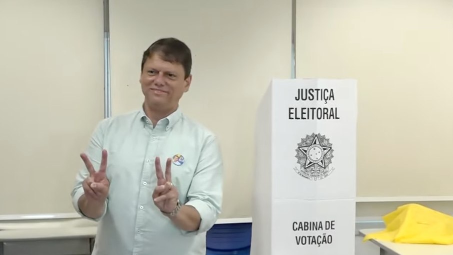 Reeleito em SP, governador Tarcísio de Freitas vota no 2° turno