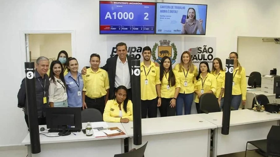 Com os funcionários durante a inauguração do Poupa Tempo em Jaguariúna, no meu mandato como prefeito, em 2022.